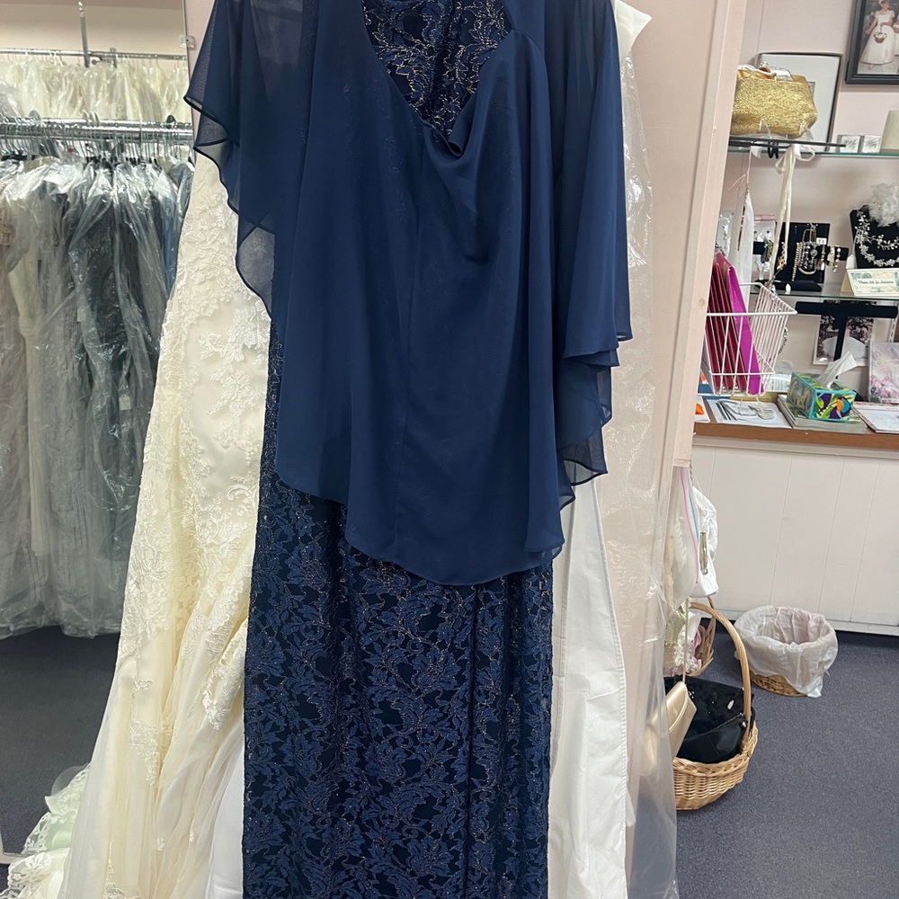 Oleg Cassini MOB/MOG dress NWT never worn no alterations. Attachable cape.